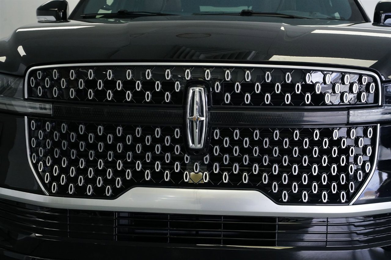 Used 2025 Lincoln Navigator Reserve image 6