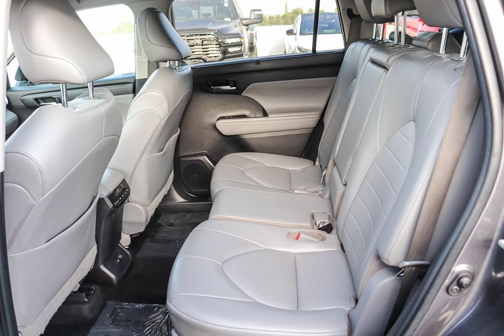 Used 2022 Toyota Highlander XLE FWD image 23