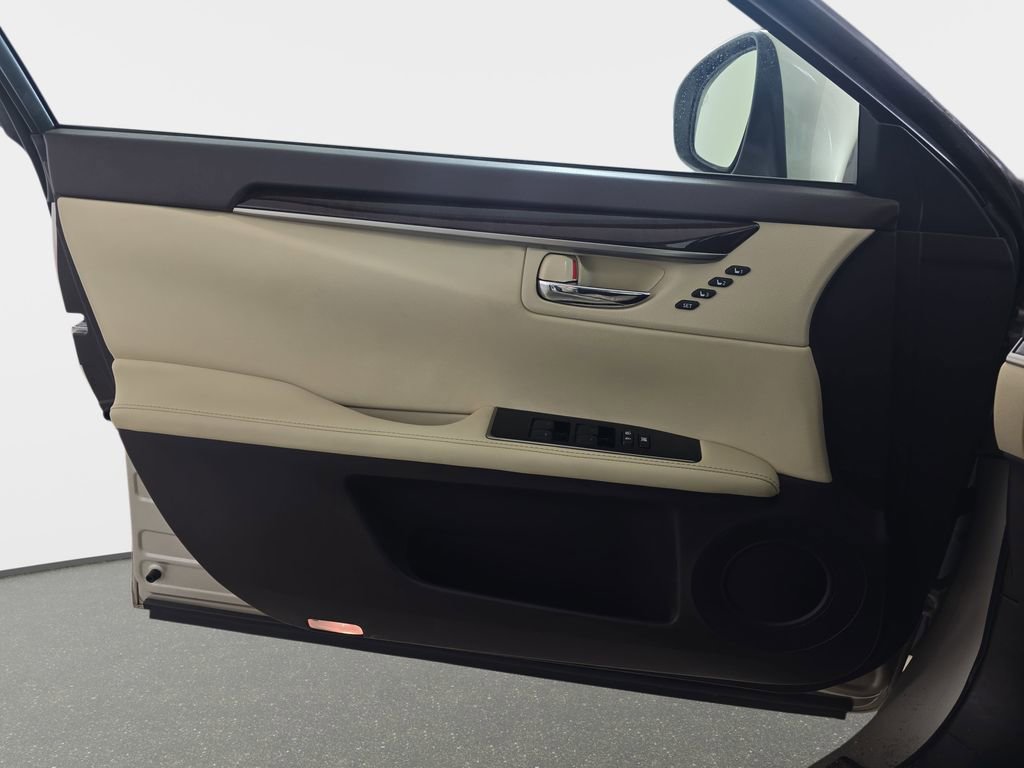 Used 2016 Lexus ES 350 w/ Luxury Package w/Wood Trim image 29