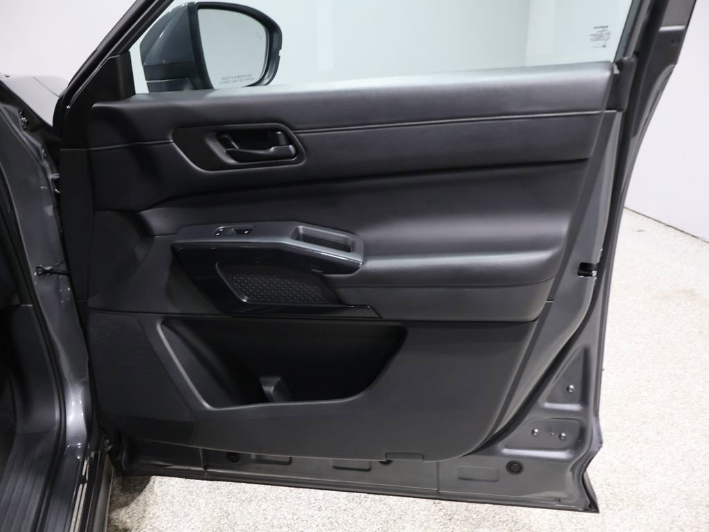 Used 2024 Nissan Pathfinder SV image 22