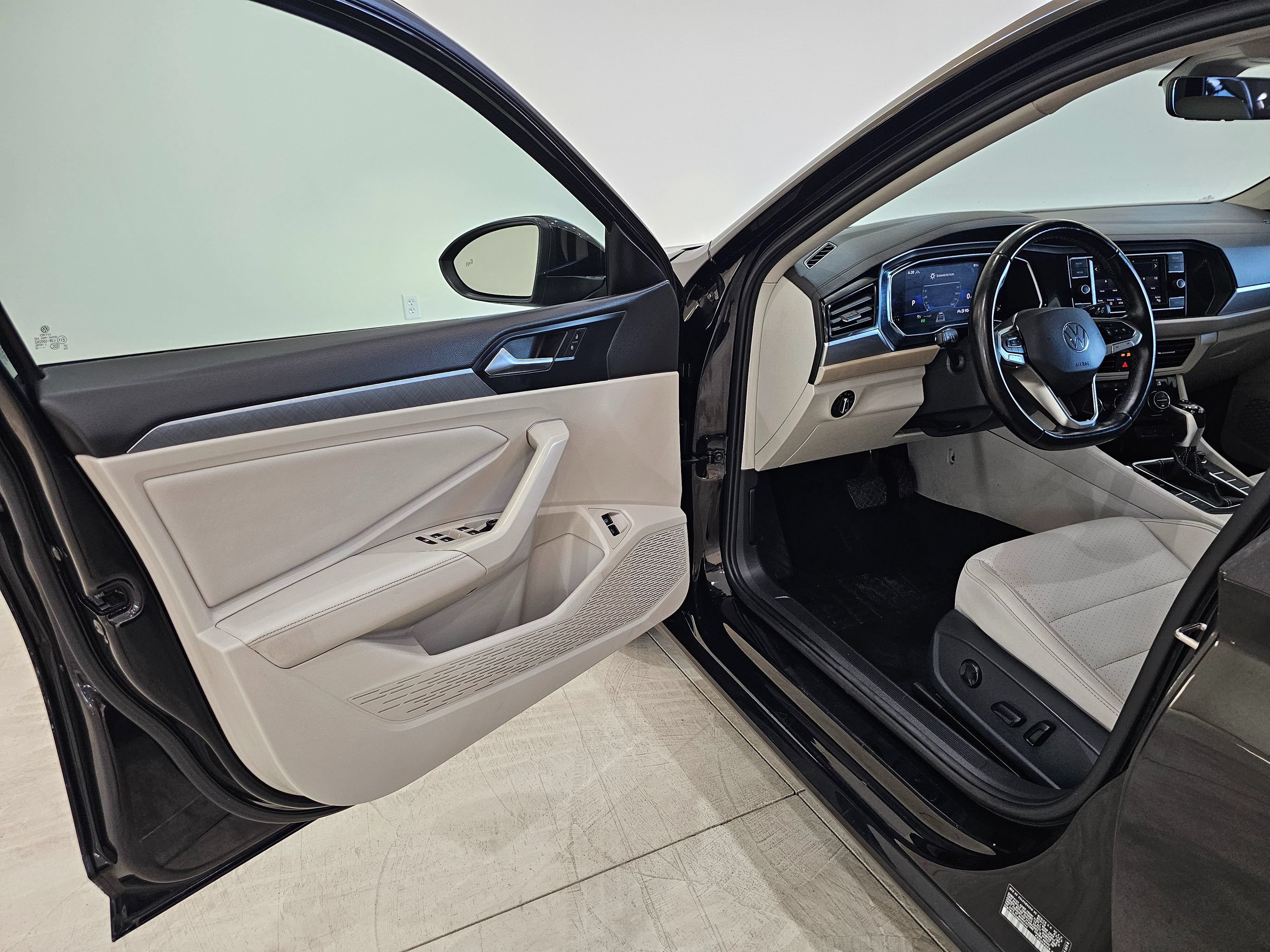 Used 2022 Volkswagen Jetta SE w/ Panoramic Sunroof Package FWD image 15