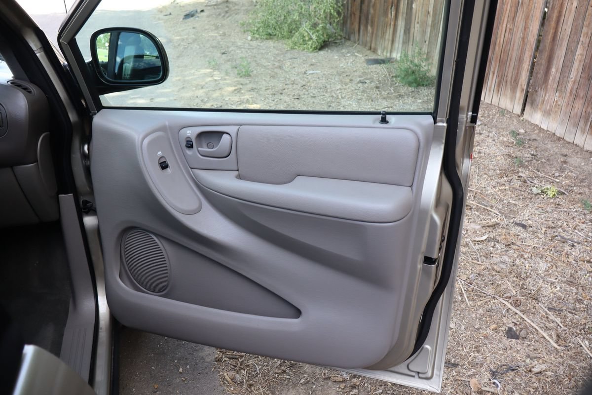 Used 2002 Chrysler Town & Country EX FWD image 26