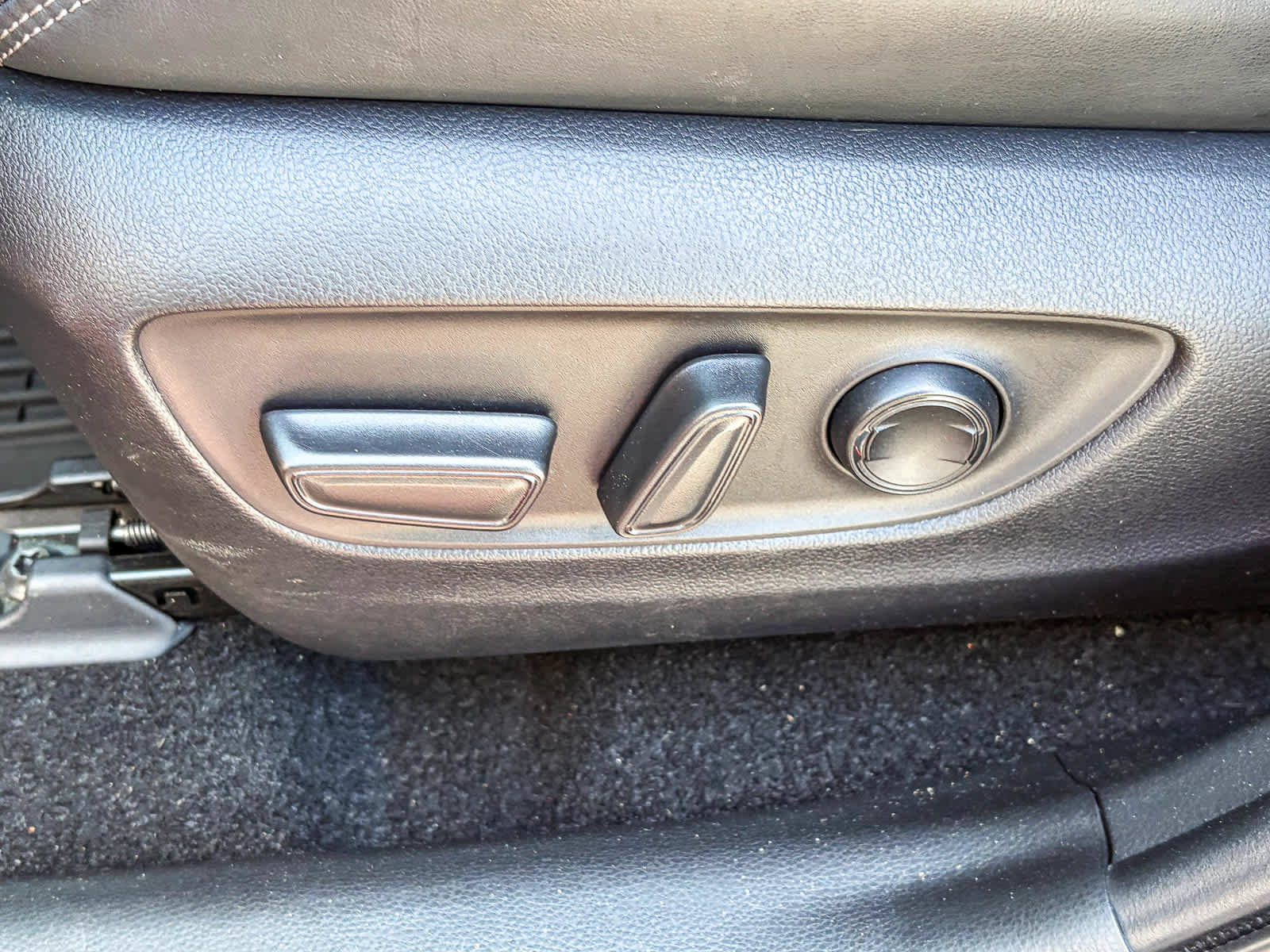 Used 2022 Toyota RAV4 XLE Premium AWD/4WD image 19