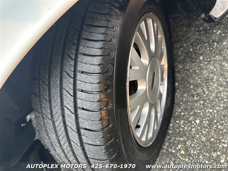 Used 2004 Ford Crown Victoria LX RWD image 25
