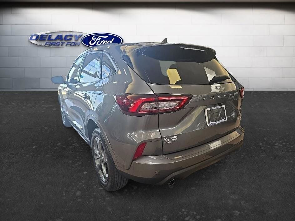 Used 2023 Ford Escape ST-Line w/ Tech Pack #1 AWD/4WD image 4
