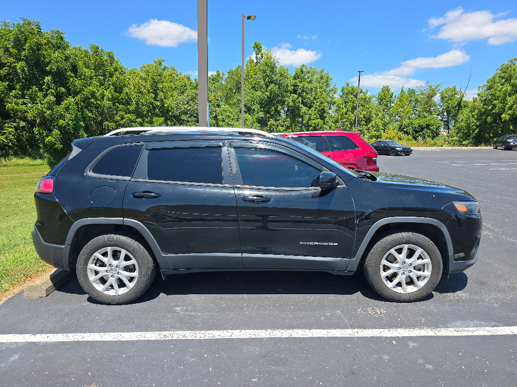 Used 2020 Jeep Cherokee Latitude AWD/4WD image 2