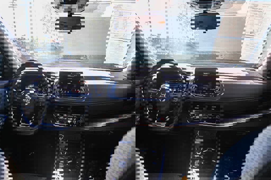 Used 2023 Nissan Rogue SV image 17