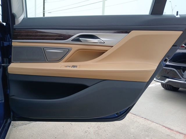 Used 2022 BMW 740i w/ Premium Package image 11