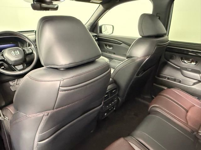 Used 2025 Honda Pilot Black Edition image 38