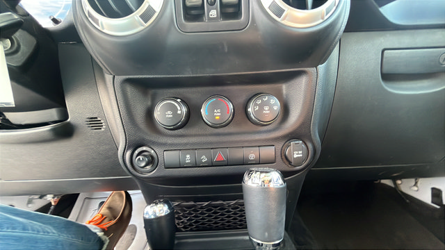 Used 2018 Jeep Wrangler Unlimited Sahara AWD/4WD image 17