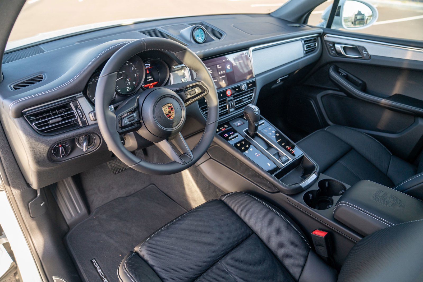 New 2026 Porsche Macan AWD/4WD image 4