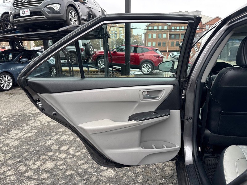 Used 2017 Toyota Camry SE image 12