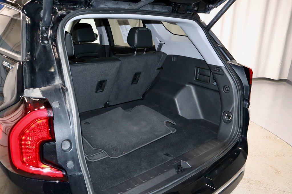 Used 2024 GMC Terrain SLT image 13