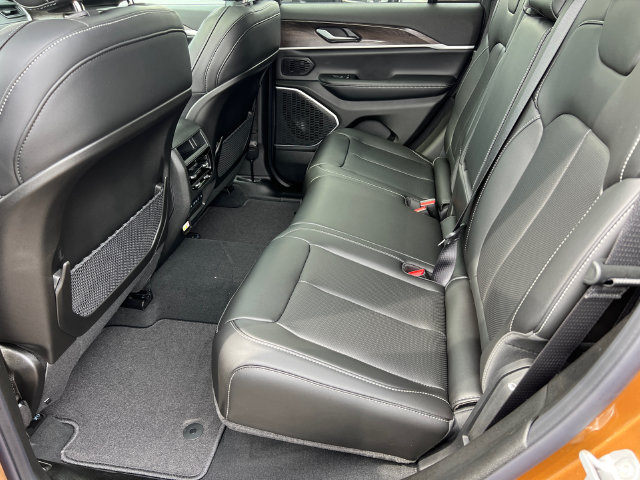 New 2026 Jeep Grand Cherokee Limited w/ Luxury Tech Group II AWD/4WD image 25