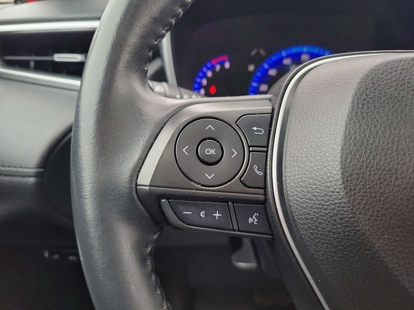 Used 2022 Toyota Corolla Cross XLE w/ Convenience Package AWD/4WD image 24