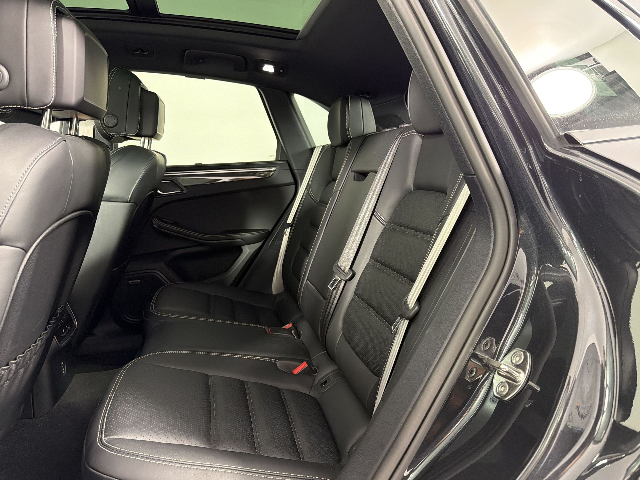 Certified 2025 Porsche Macan GTS AWD/4WD image 22