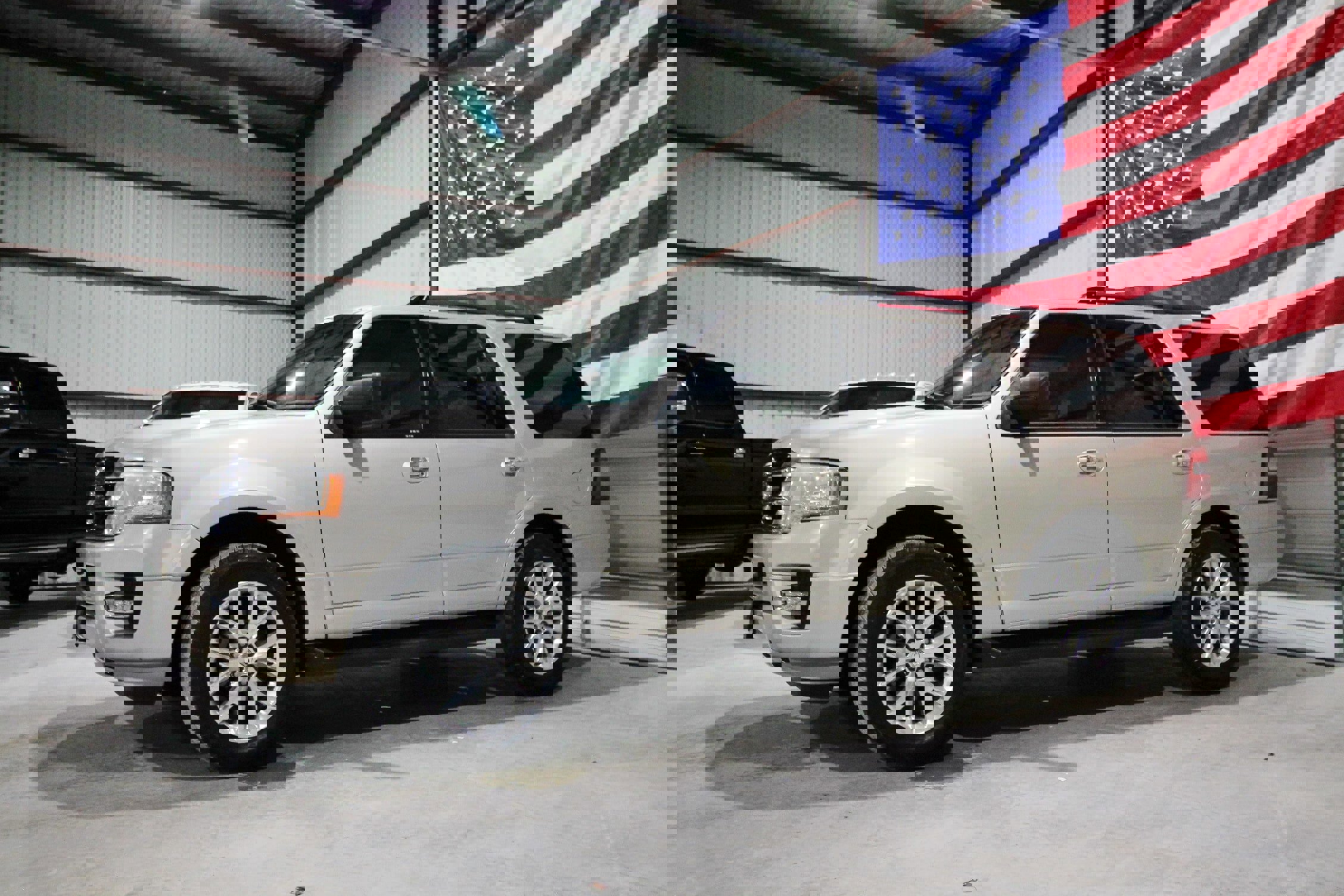 Used 2017 Ford Expedition XLT w/ Equipment Group 202A RWD image 4