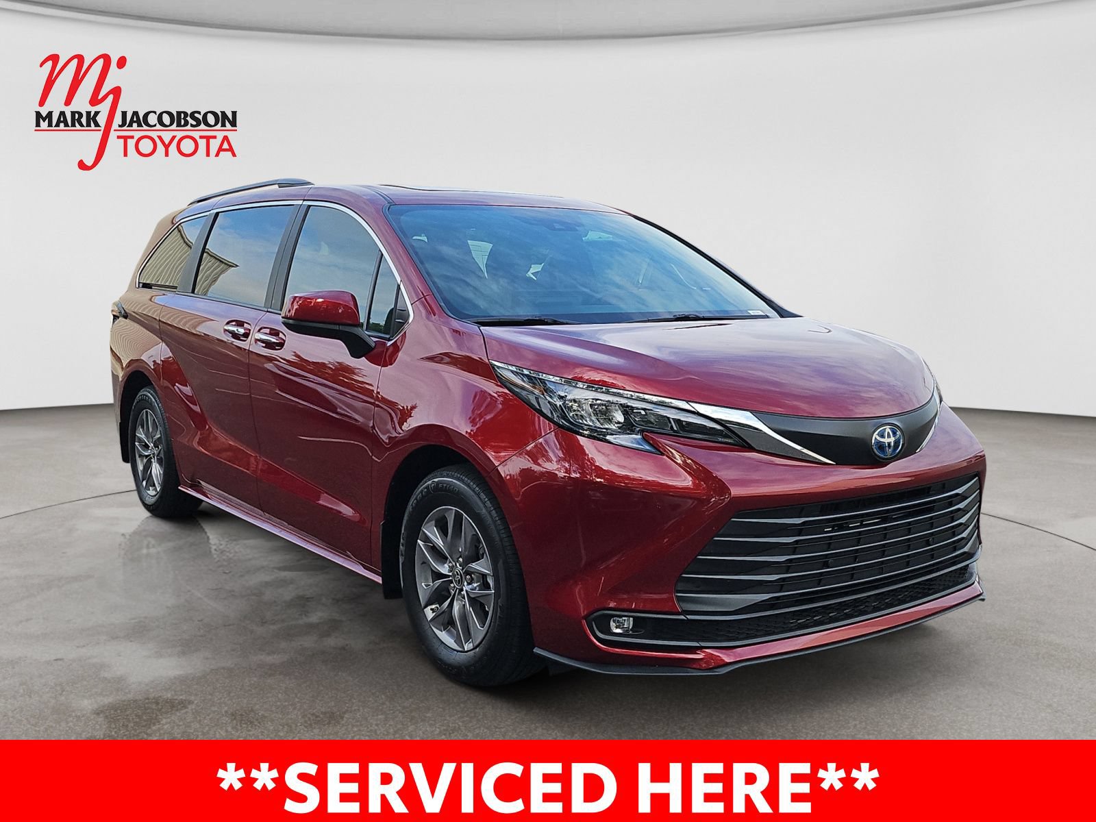 Used 2025 Toyota Sienna XLE FWD image 5