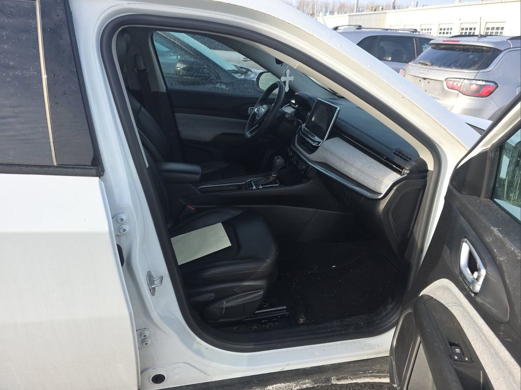 Used 2022 Jeep Compass Latitude image 9