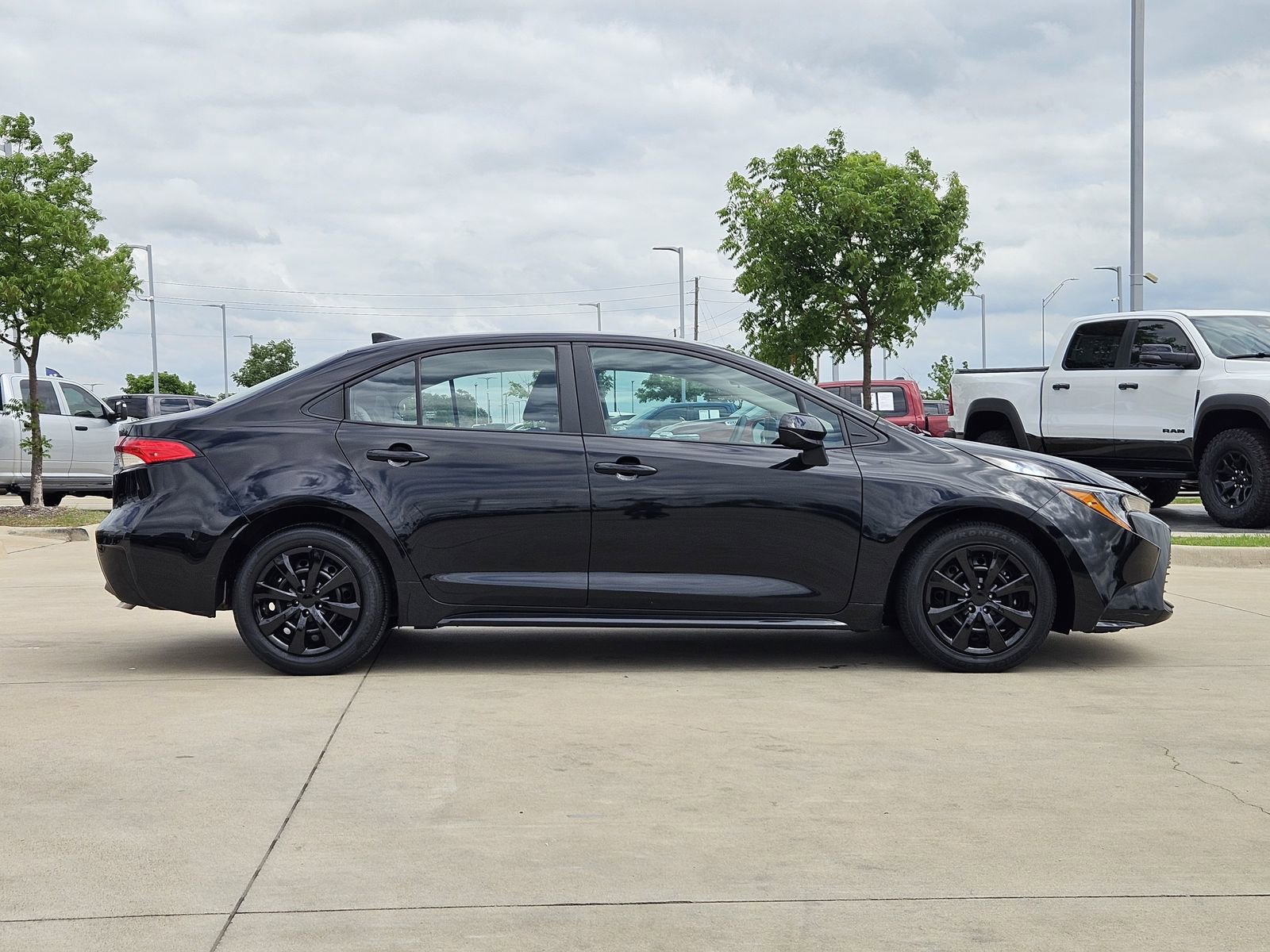 Used 2024 Toyota Corolla LE FWD image 7