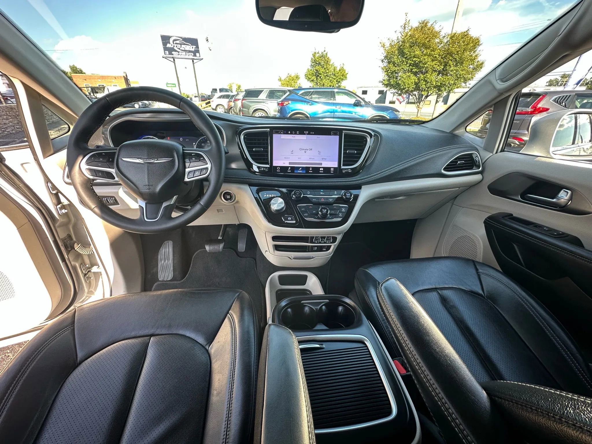 Used 2022 Chrysler Pacifica Touring-L image 17