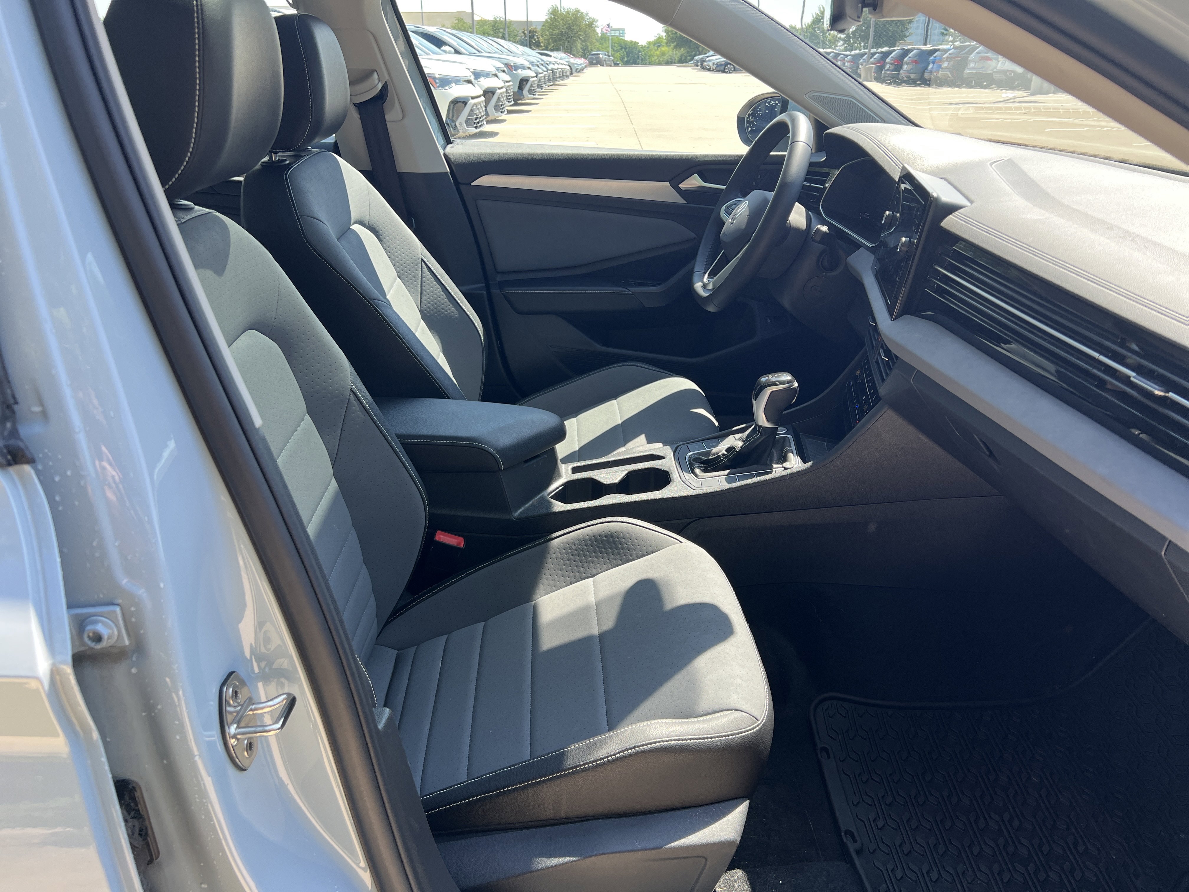 Used 2025 Volkswagen Jetta SE w/ Sunroof Package FWD image 28