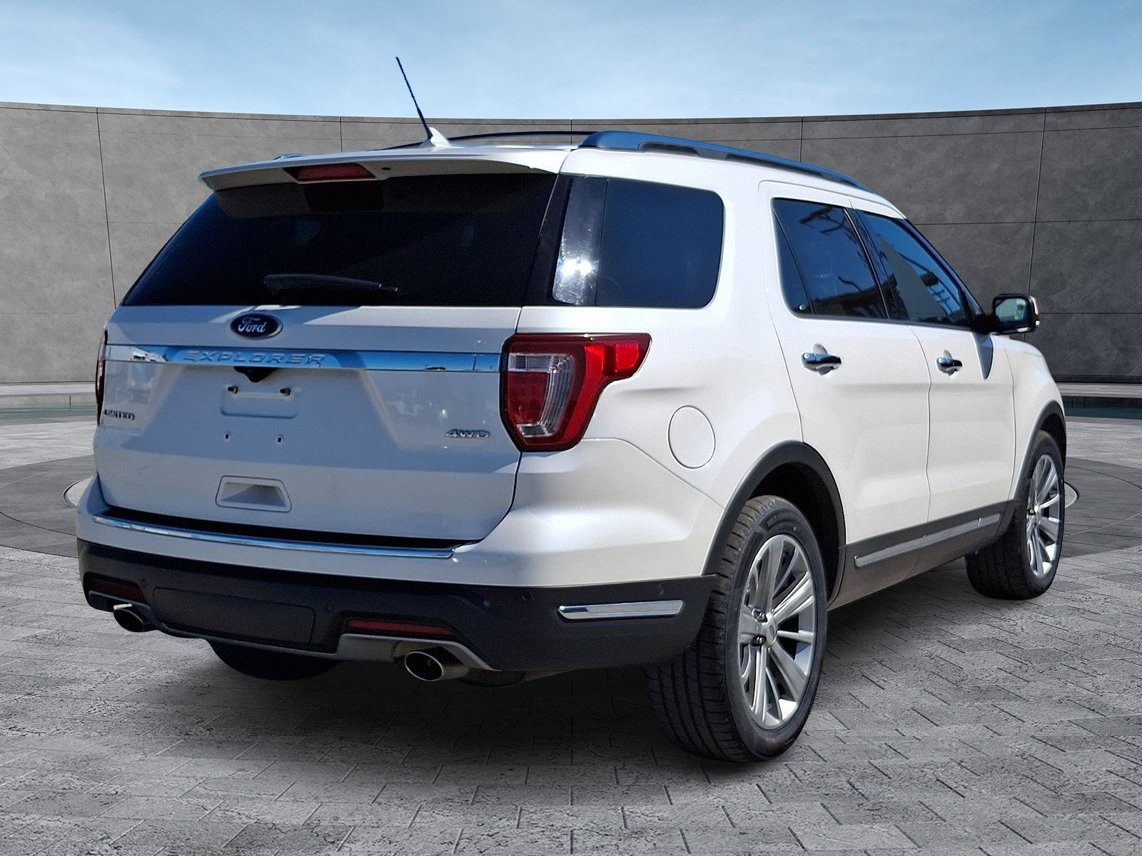 Used 2018 Ford Explorer Limited w/ Equipment Group 301A AWD/4WD image 10