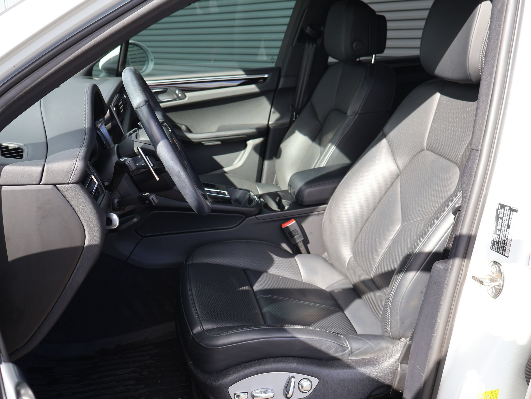 Used 2023 Porsche Macan AWD/4WD image 5