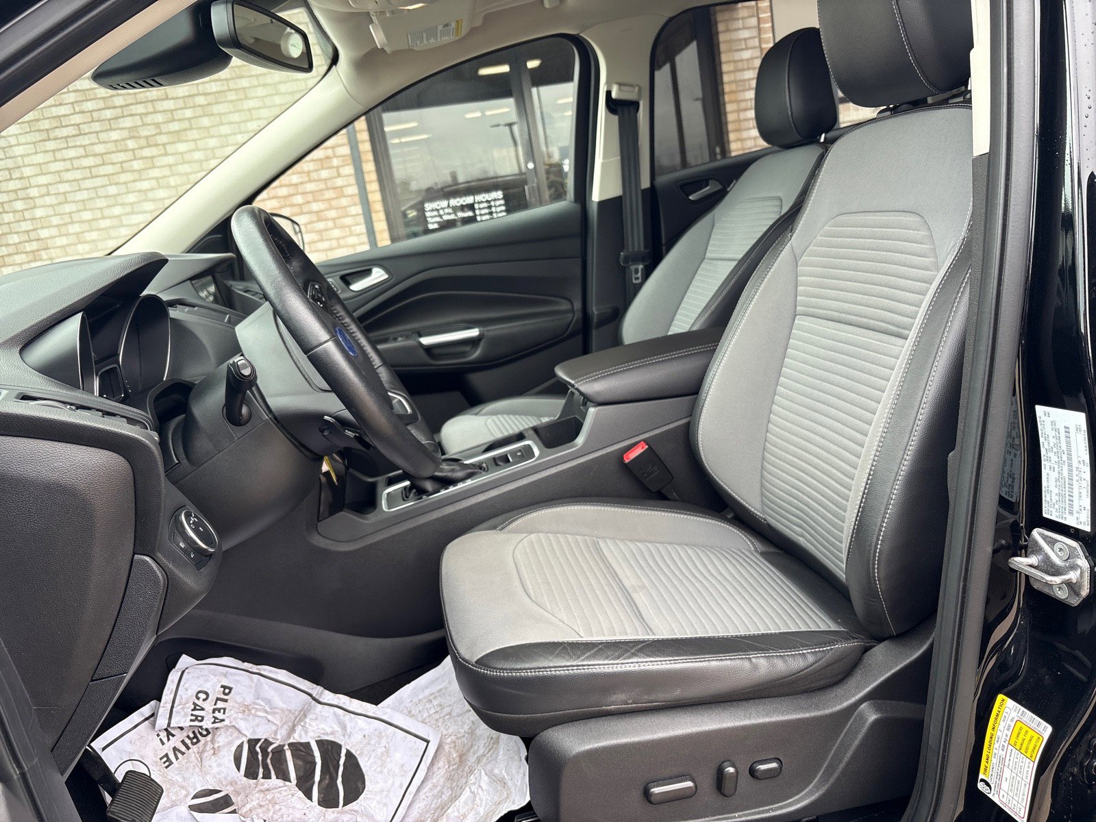 Used 2018 Ford Escape SE w/ SE Sport Appearance Package image 3