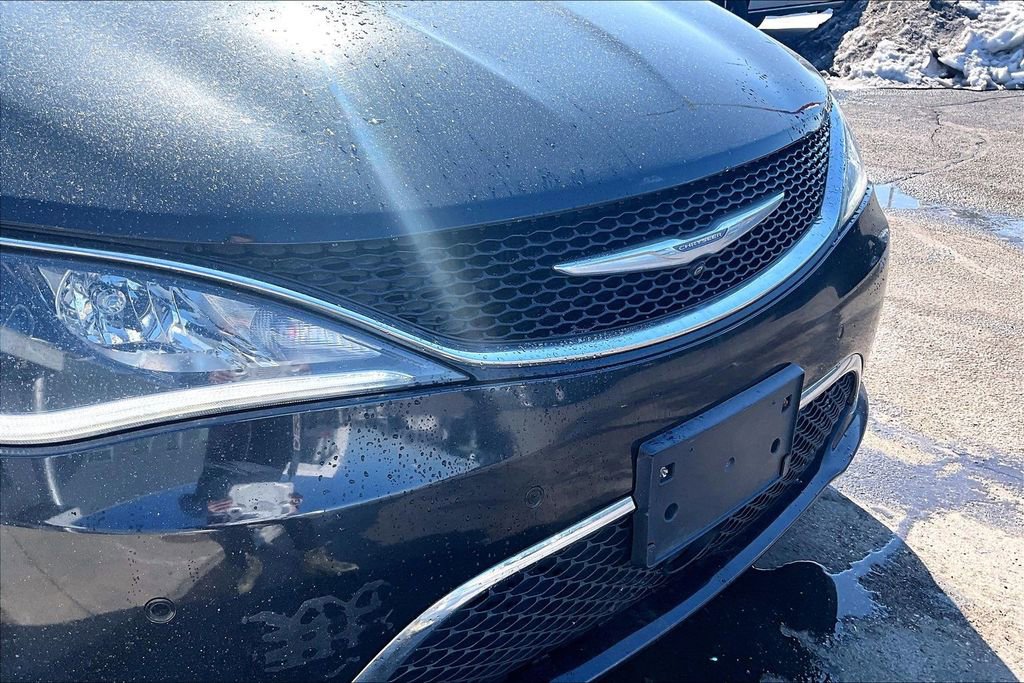 Used 2017 Chrysler Pacifica Limited w/ UConnect Theater Package image 5