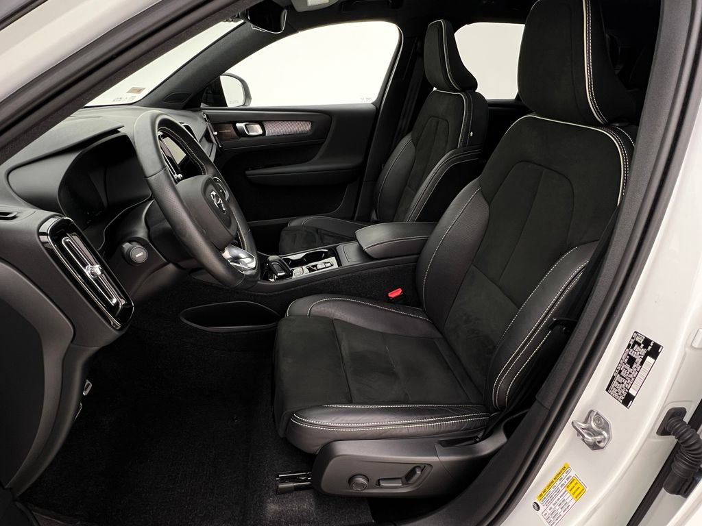 Used 2021 Volvo XC40 T5 R-Design image 16