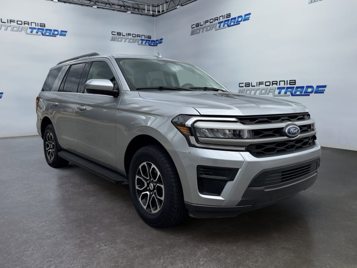 Used 2024 Ford Expedition XLT RWD image 3
