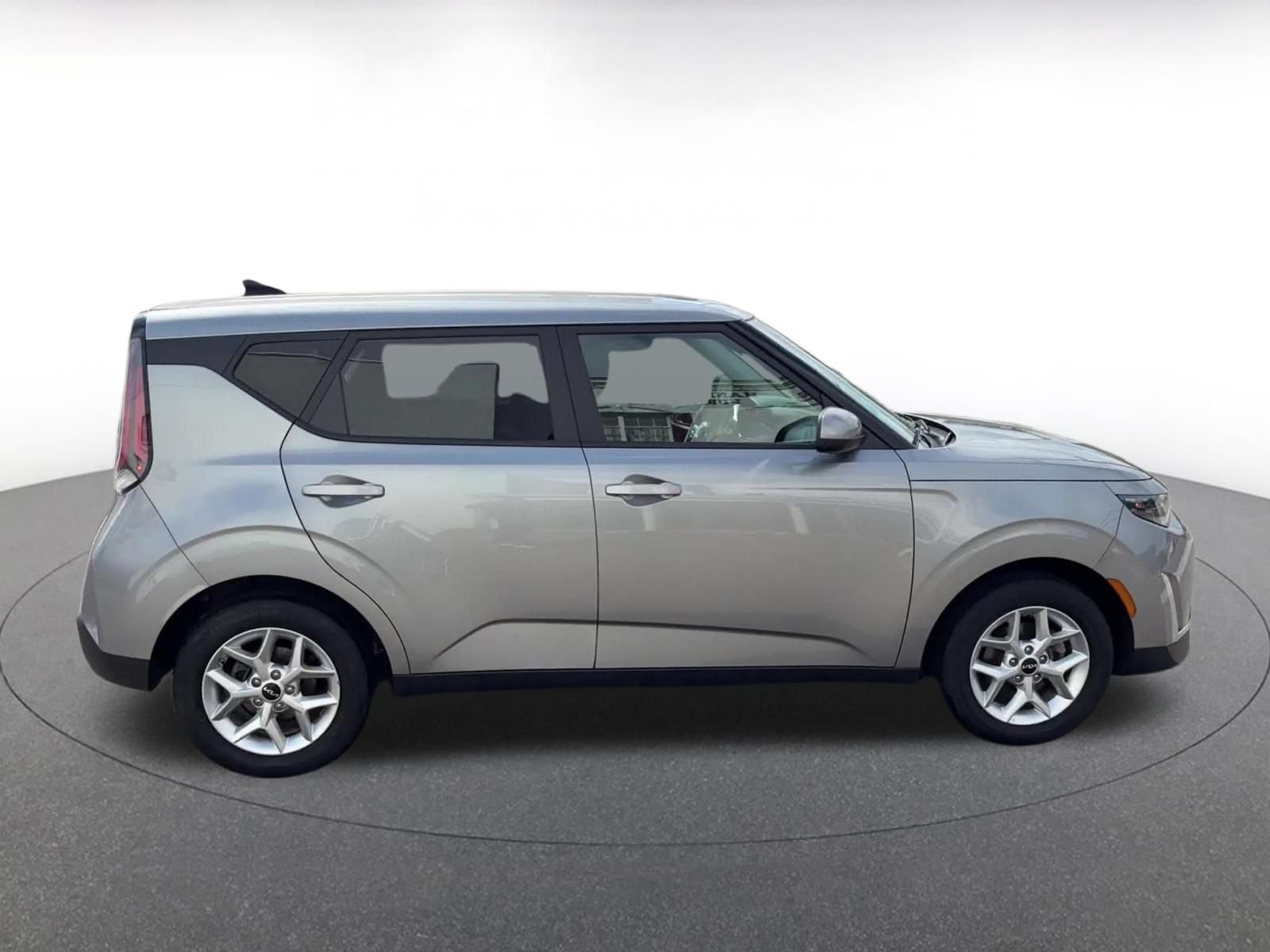 Used 2025 Kia Soul LX w/ LX Technology Package FWD image 13