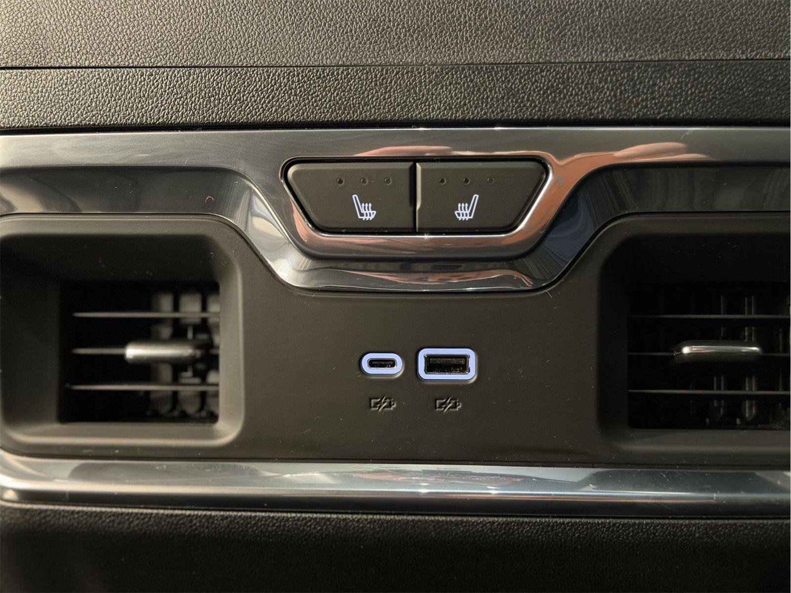 Certified 2025 GMC Sierra 3500 Denali w/ Denali Reserve Package image 39