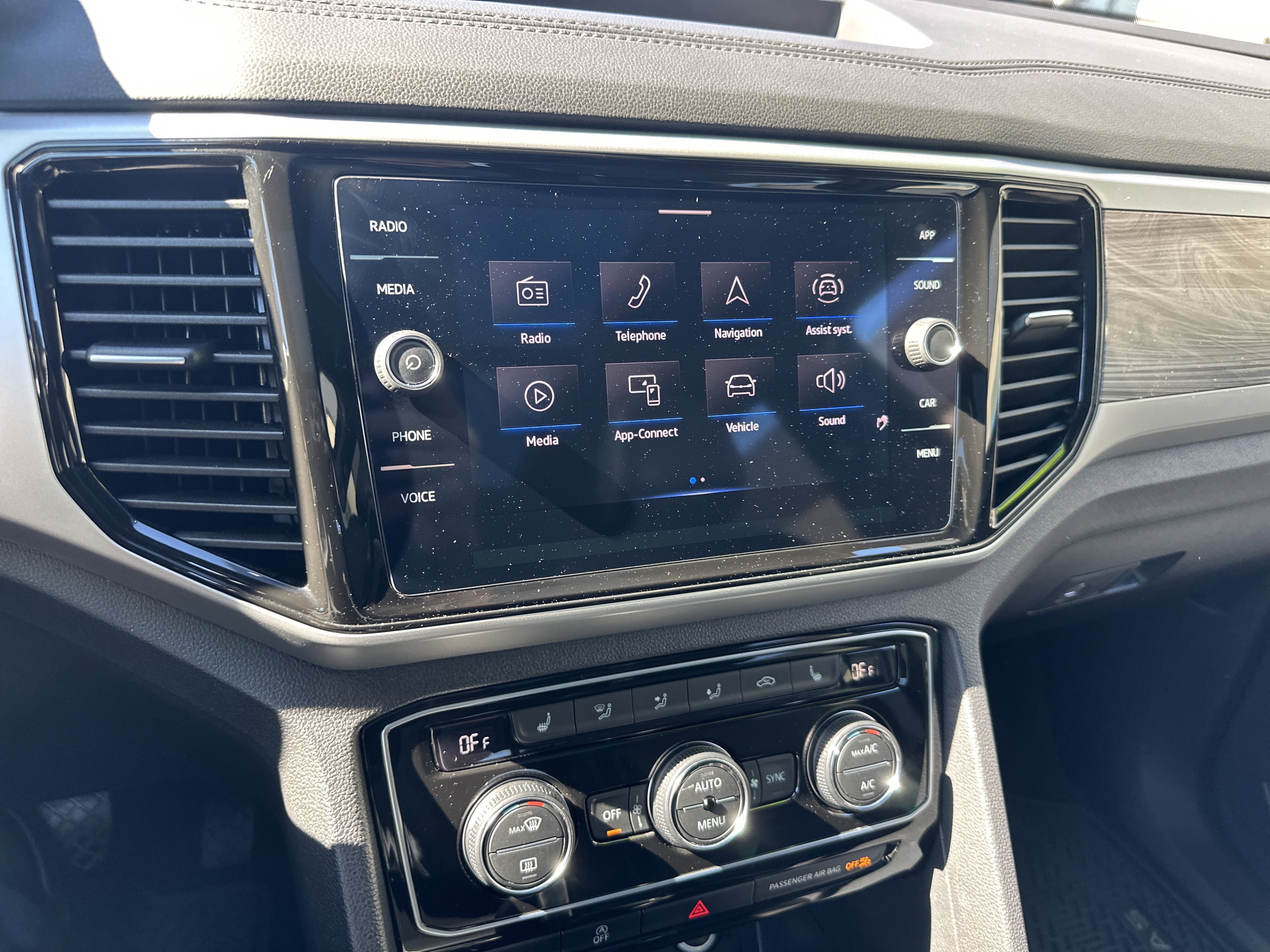 Used 2022 Volkswagen Atlas Cross Sport SE image 17