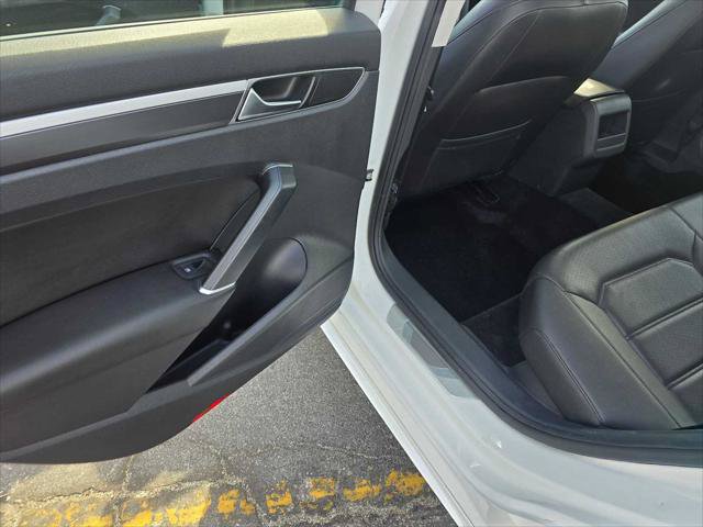 Used 2018 Volkswagen Passat 2.0T R-Line w/ R-Line Lighting Package FWD image 16