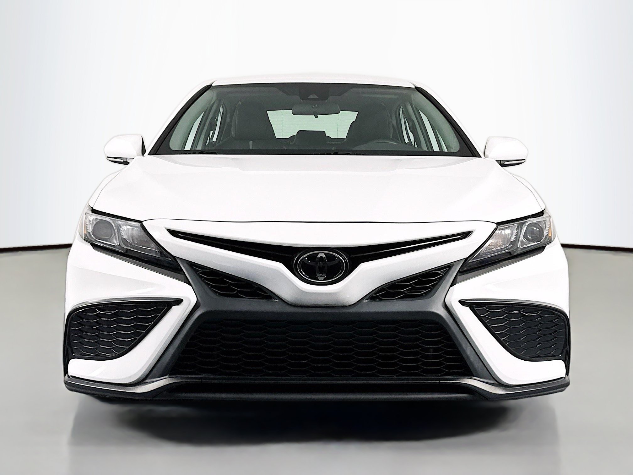Used 2023 Toyota Camry SE AWD/4WD image 2