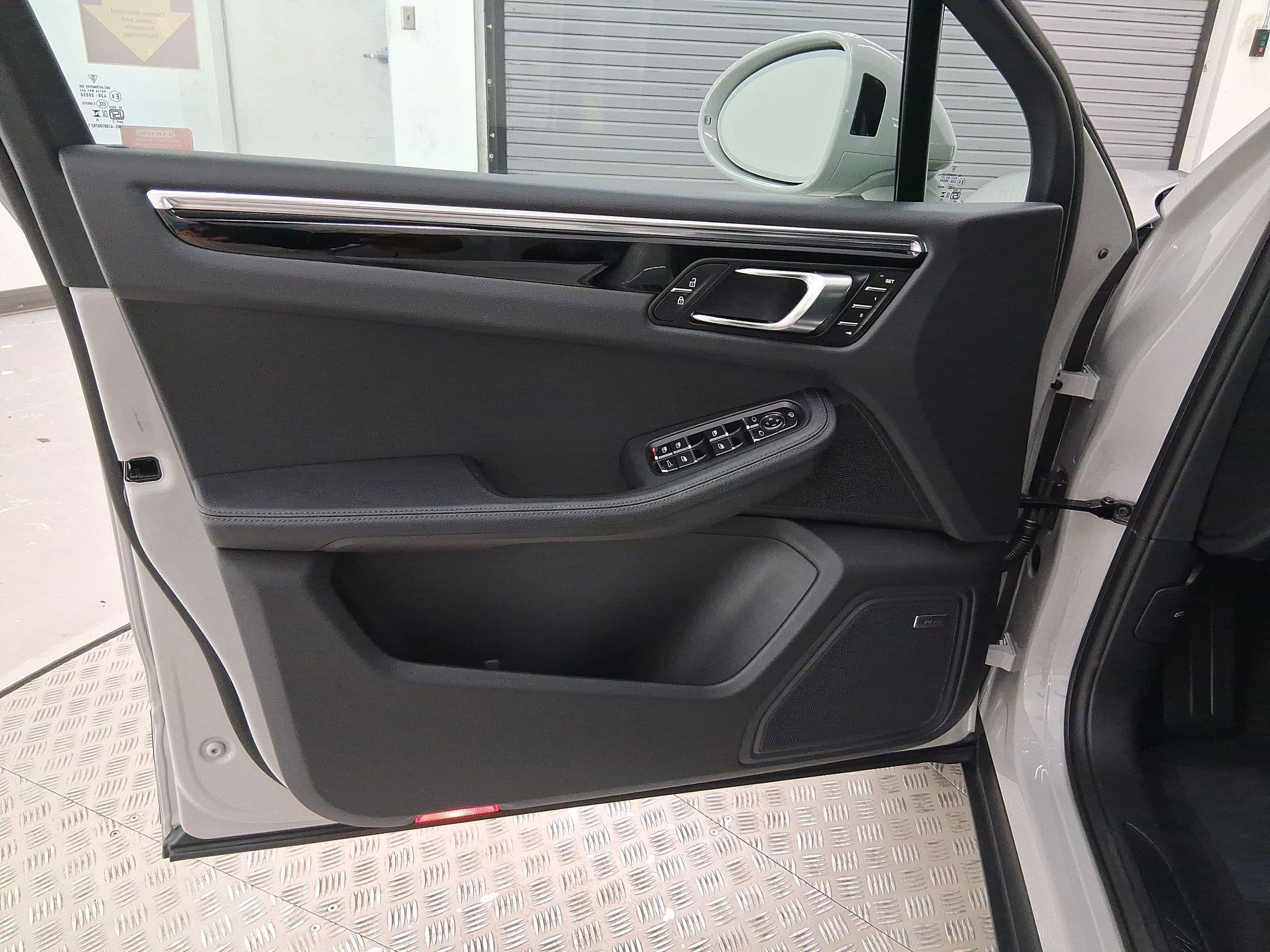 Used 2026 Porsche Macan AWD/4WD image 14
