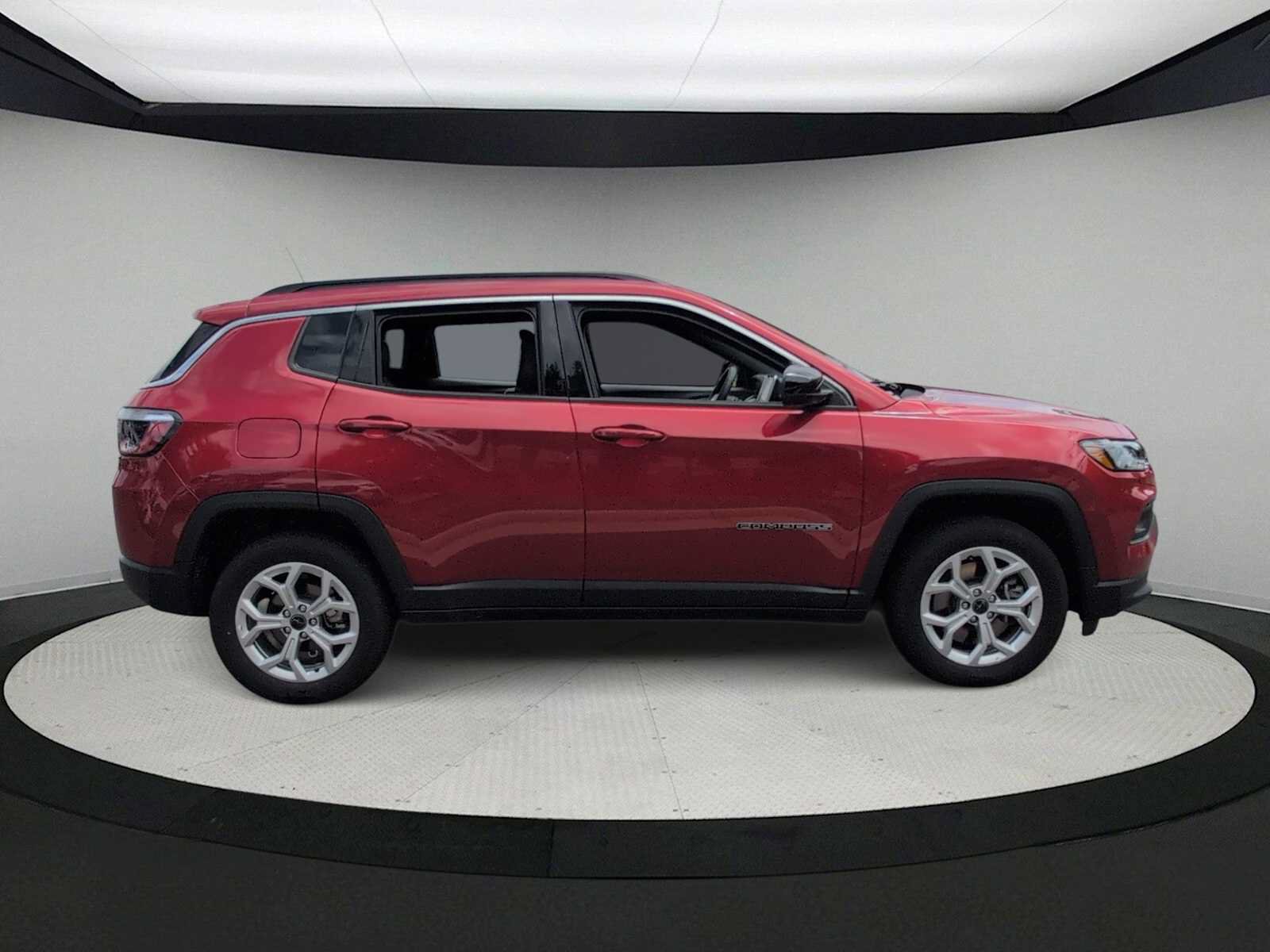 Used 2025 Jeep Compass Latitude AWD/4WD image 9
