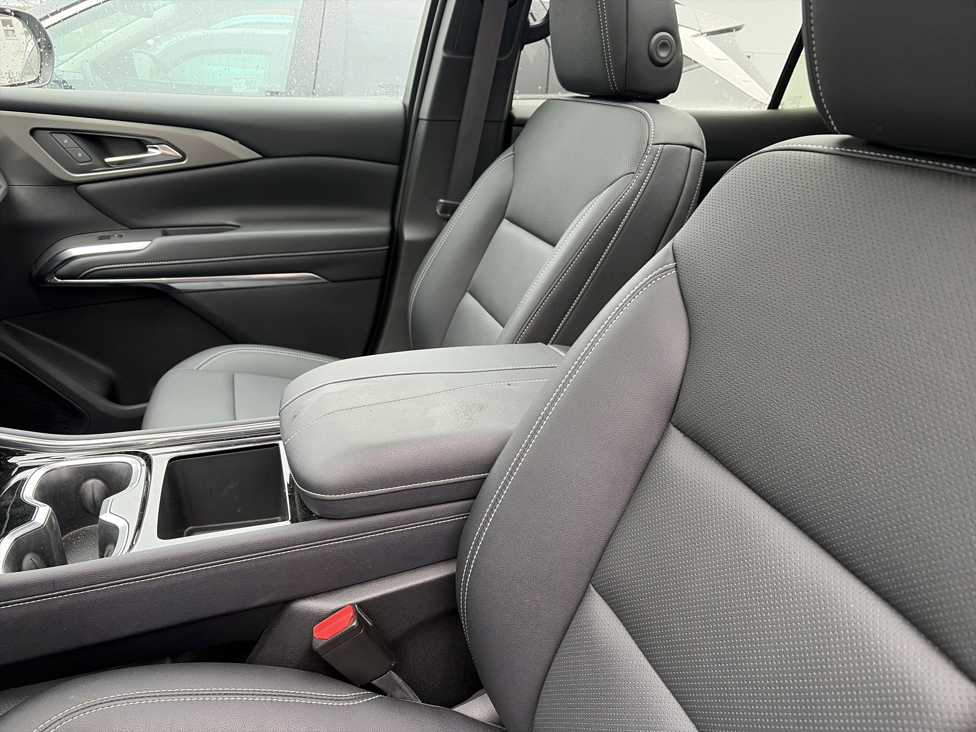 Certified 2025 Chevrolet Traverse LT w/ Sun and Wheel Package image 8