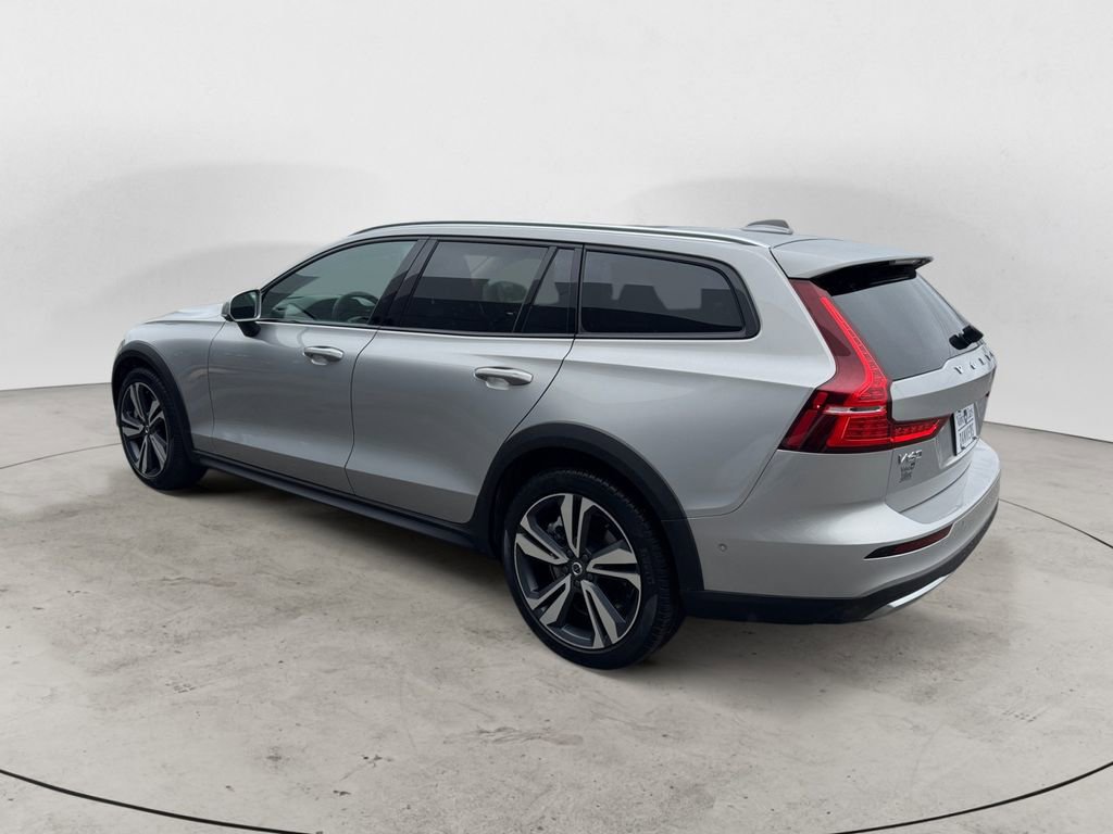 Certified 2025 Volvo V60 B5 Cross Country Plus AWD/4WD image 4