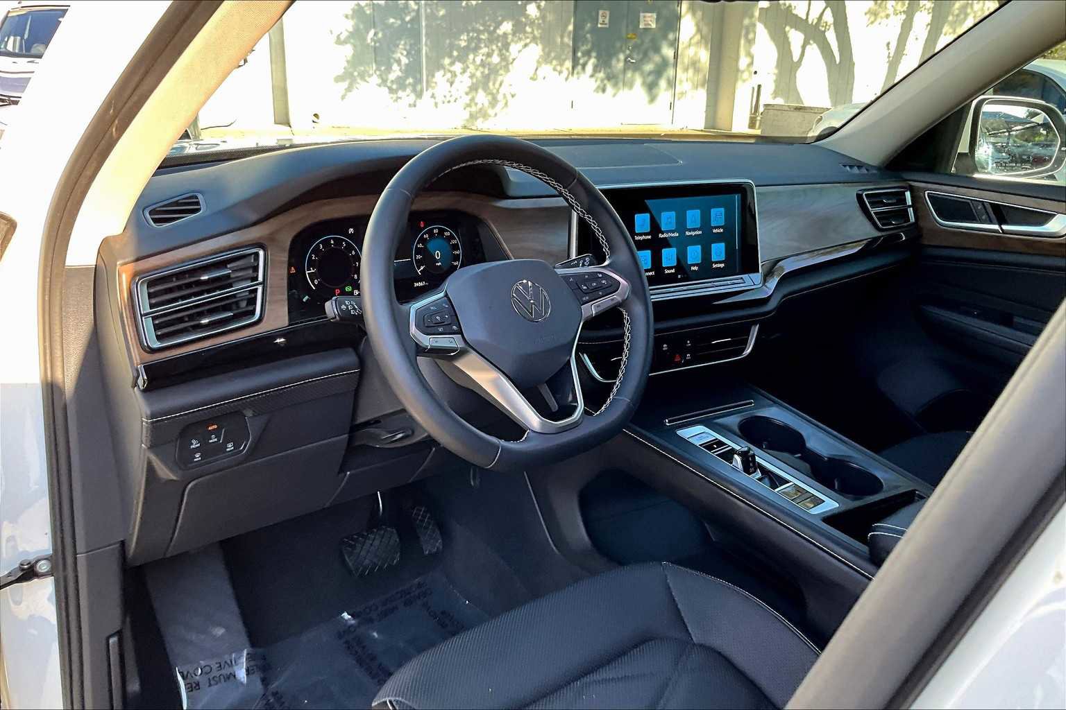 Certified 2024 Volkswagen Atlas SE image 34