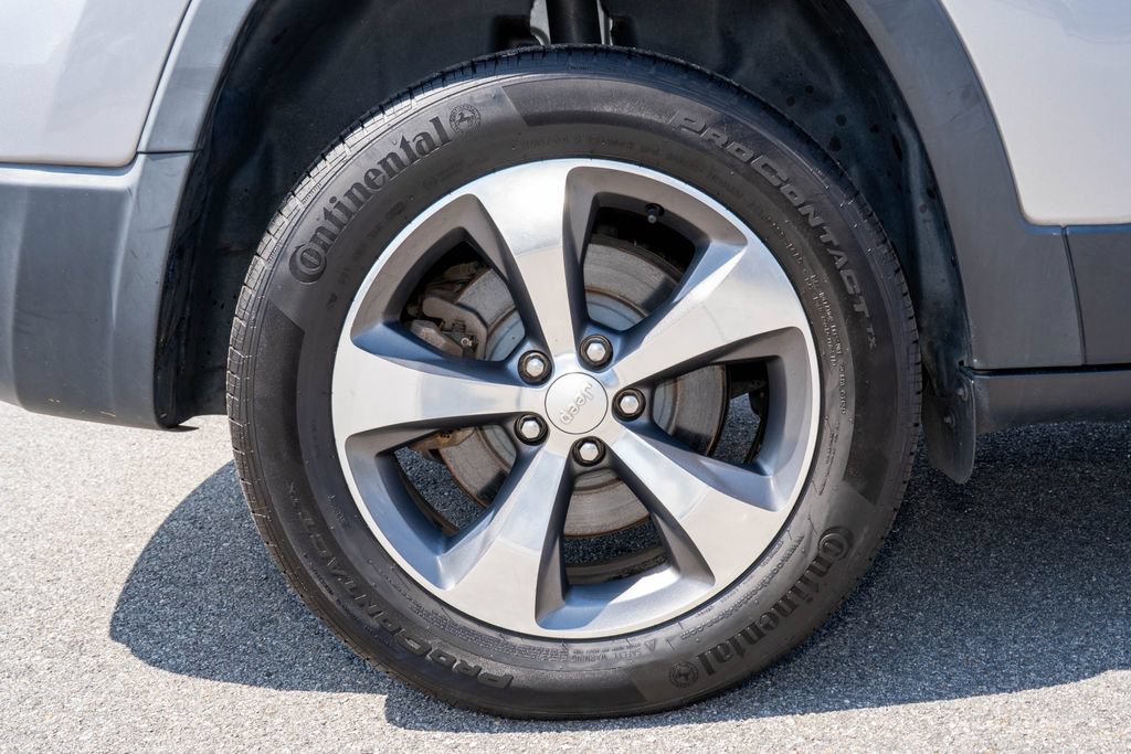Used 2019 Jeep Cherokee Limited AWD/4WD image 35