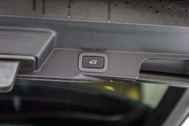 Used 2016 Land Rover Range Rover Sport SVR image 12