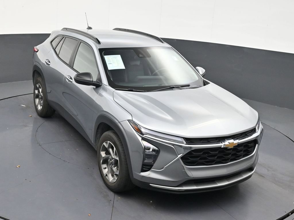 Used 2024 Chevrolet Trax LT w/ Driver Confidence Package FWD image 18