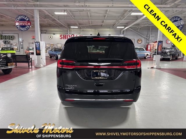 Used 2024 Chrysler Pacifica Touring image 4