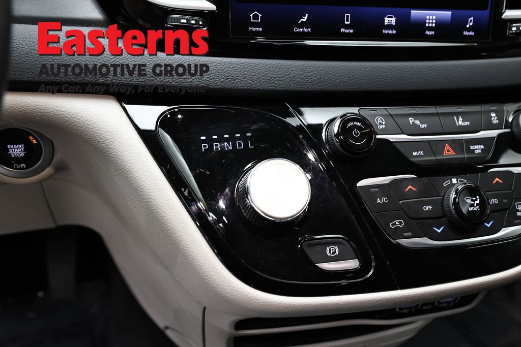 Used 2023 Chrysler Pacifica Touring-L FWD image 13