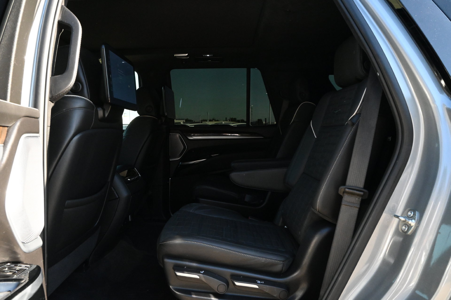 Certified 2025 Cadillac Escalade Sport Platinum w/ LPO, ONYX Package AWD/4WD image 19
