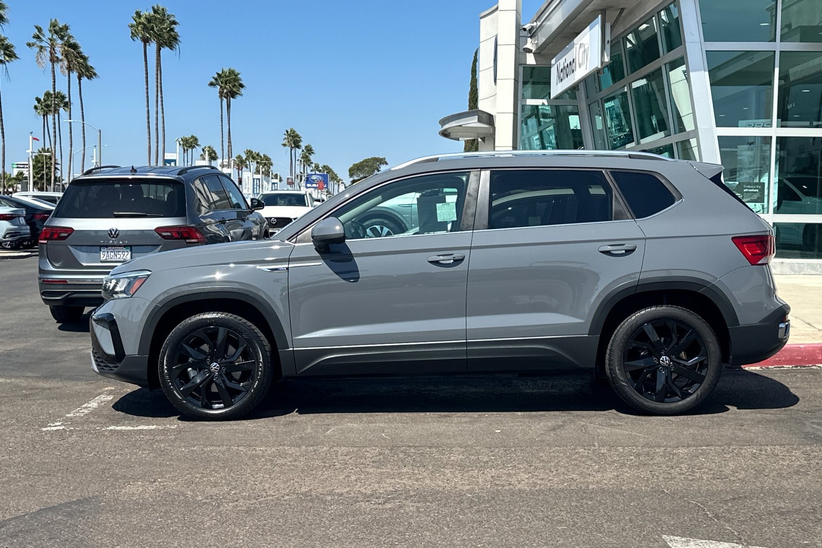 Used 2023 Volkswagen Taos SE w/ Panoramic Sunroof Package FWD image 7