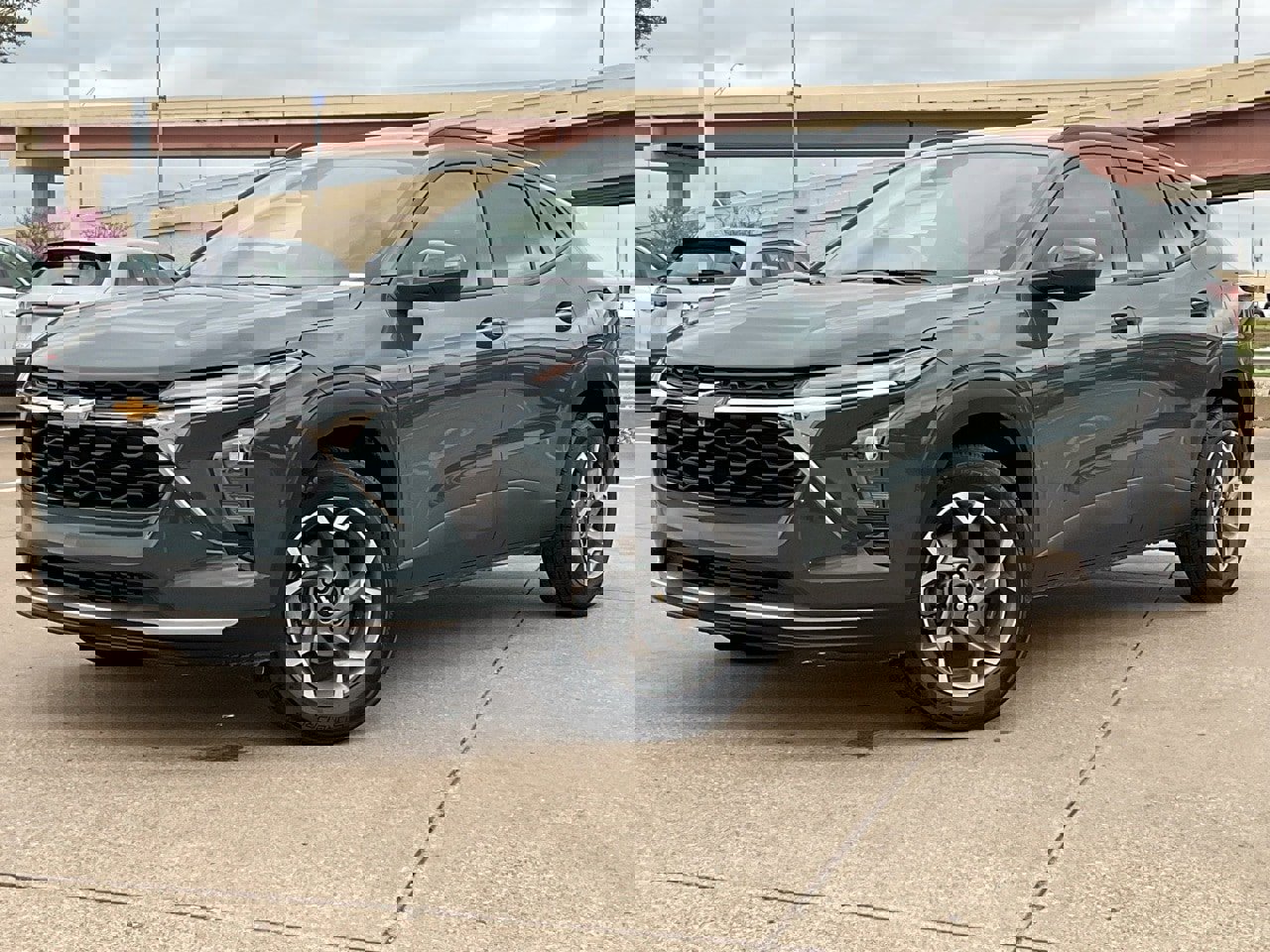 Used 2025 Chevrolet Trax LT w/ LT Convenience Package image 2